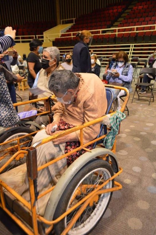 Don Seferino adaptó un triciclo de carga para transportar a su esposa al centro de vacunación para ser vacunada. Don Seferino adaptó un triciclo de carga para transportar a su esposa al centro de vacunación para ser vacunada.