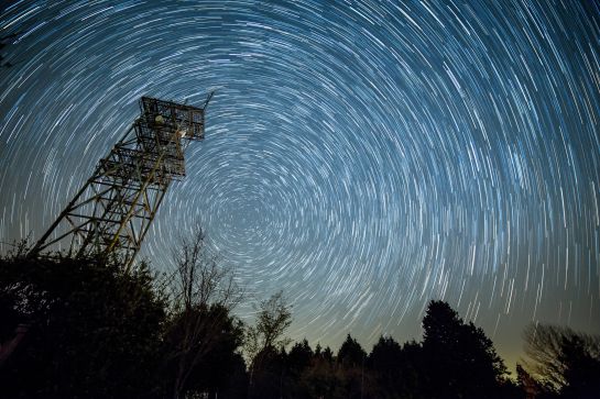Durante el mes de abril, el cielo nocturno se iluminará con dos de los fenómenos astronómicos más importantes del año. Durante el mes de abril, el cielo nocturno se iluminará con dos de los fenómenos astronómicos más importantes del año.