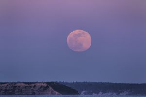 Las superlunas son aproximadamente 14% más grandes y 30% más brillantes que una luna llena común Las superlunas son aproximadamente 14% más grandes y 30% más brillantes que una luna llena común