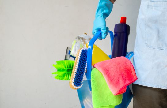 Limpiar con productos domésticos que contengan jabón o detergente reduce la cantidad de gérmenes en las superficies. Limpiar con productos domésticos que contengan jabón o detergente reduce la cantidad de gérmenes en las superficies.