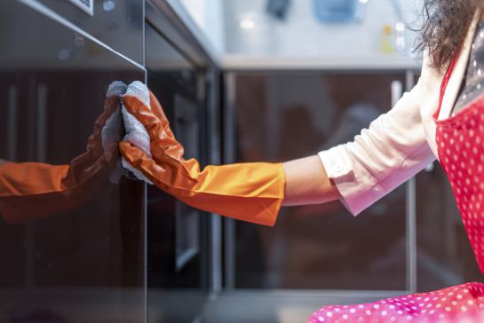 Los CDC recomiendan usar guantes y asegurar una “ventilación adecuada” durante la desinfección. Los CDC recomiendan usar guantes y asegurar una “ventilación adecuada” durante la desinfección.