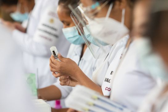 Debido a que el COVID-19 puede ser tan grave y está tan extendido, los beneficios de la vacuna para prevenirlo superan los riesgos de los efectos secundarios. EMA. Debido a que el COVID-19 puede ser tan grave y está tan extendido, los beneficios de la vacuna para prevenirlo superan los riesgos de los efectos secundarios. EMA.