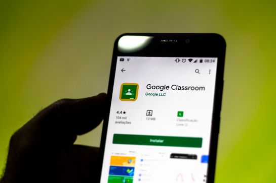 Los alumnos y maestros podrán enviar archivos y descargarlos desde el smartphone sin la necesidad de recurrir a la computadora. Los alumnos y maestros podrán enviar archivos y descargarlos desde el smartphone sin la necesidad de recurrir a la computadora.