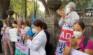 Tras un minuto de silencio el personal de salud del sector privado ofreció un minuto de aplausos por el personal que sigue en la lucha contra COVID-19 Tras un minuto de silencio el personal de salud del sector privado ofreció un minuto de aplausos por el personal que sigue en la lucha contra COVID-19