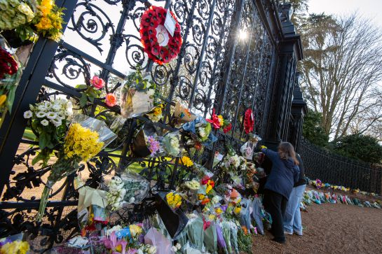 Por restricciones, ni siquiera se podrá dejar tributos florales en las puertas. Por restricciones, ni siquiera se podrá dejar tributos florales en las puertas.