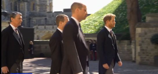 La familia real británica camina junto al féretro del Duque de Edimburgo. Entre ellos, se encuentran también los príncipes Enrique y Guillermo. La familia real británica camina junto al féretro del Duque de Edimburgo. Entre ellos, se encuentran también los príncipes Enrique y Guillermo.