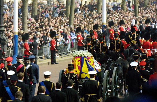 Grandes multitudes vieron la procesión del ataúd por las calles desde el Palacio de St. James hasta Westminster Hall. Grandes multitudes vieron la procesión del ataúd por las calles desde el Palacio de St. James hasta Westminster Hall.
