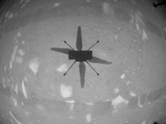 Ingenuity logró elevarse desde el cráter Jezero durante 39 segundos y a 10 pies (3 metros) sobre la superficie. Ingenuity logró elevarse desde el cráter Jezero durante 39 segundos y a 10 pies (3 metros) sobre la superficie.