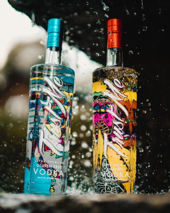 Una botella de edición limitada de Trust Me Vodka. Una botella de edición limitada de Trust Me Vodka.