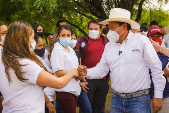 Un video de David Monreal se hizo viral en redes sociales donde muestra el momento exacto en que toca inapropiadamente a una mujer. Un video de David Monreal se hizo viral en redes sociales donde muestra el momento exacto en que toca inapropiadamente a una mujer.