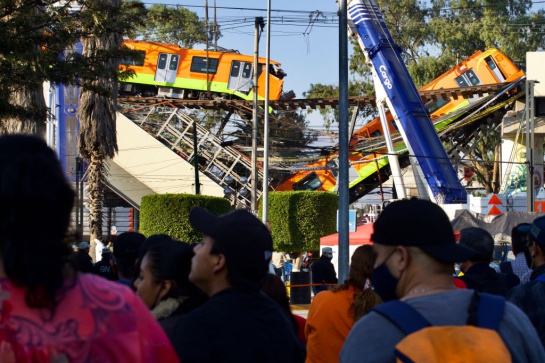 El 3 de mayo alrededor de las 22:25 horas, cuando dos vagones que viajaban en el tramo entre las estaciones Tezonco y Olivos cayeron tras el derrumbe de una trabe El 3 de mayo alrededor de las 22:25 horas, cuando dos vagones que viajaban en el tramo entre las estaciones Tezonco y Olivos cayeron tras el derrumbe de una trabe