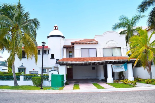 La casa es de estilo neoclásico hispano mexicano en Isla Amorosa dentro del Desarrollo Residencial Isla Dorada La casa es de estilo neoclásico hispano mexicano en Isla Amorosa dentro del Desarrollo Residencial Isla Dorada
