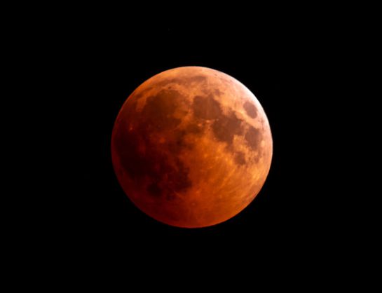 La Luna se encontrará a una distancia de 357,462 km de la Tierra. La Luna se encontrará a una distancia de 357,462 km de la Tierra.