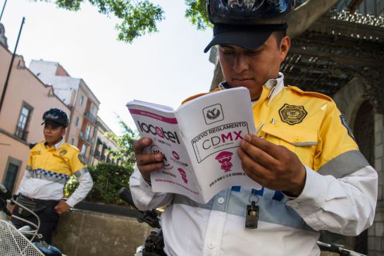 Pese a que no existe un reglamento para motociclistas como tal, ellos deben acatar el que corresponde al de tránsito. Pese a que no existe un reglamento para motociclistas como tal, ellos deben acatar el que corresponde al de tránsito.