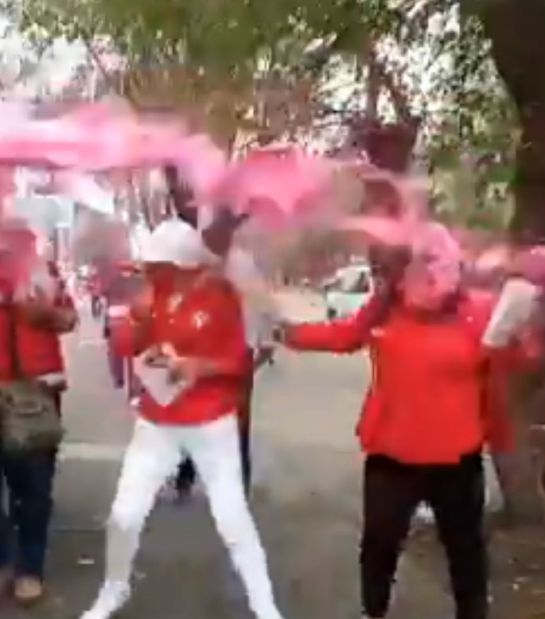 Captaron el momento en que aventaron pintura a la candidata a la diputación en Naucalpan, Estado de México Captaron el momento en que aventaron pintura a la candidata a la diputación en Naucalpan, Estado de México