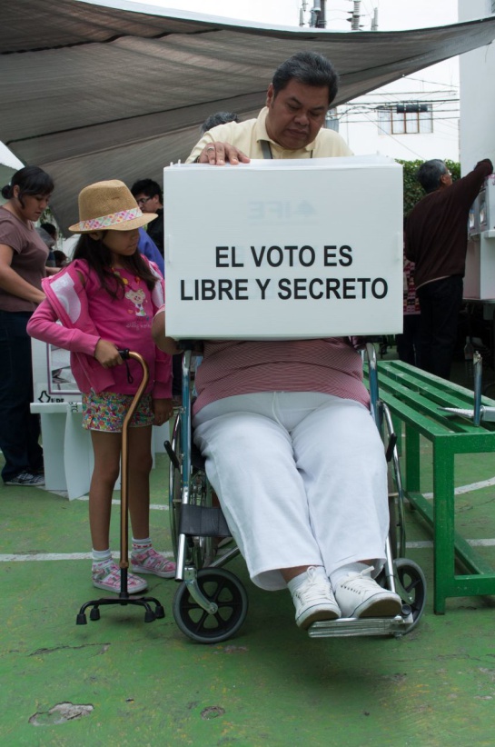 La mampara especial podrá colocarse sobre una silla de ruedas o una mesa para la comodidad del ciudadano La mampara especial podrá colocarse sobre una silla de ruedas o una mesa para la comodidad del ciudadano