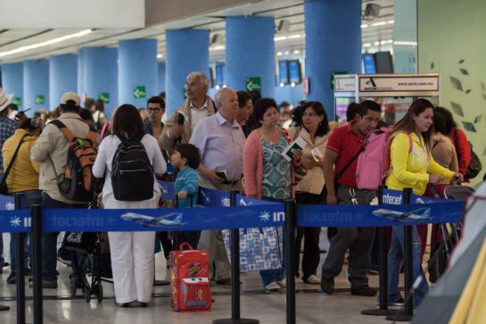 Usar el celular en ciertas áreas del Aeropuerto Internacional de la Ciudad de México (AICM) podría costarle una multa de miles de pesos. Usar el celular en ciertas áreas del Aeropuerto Internacional de la Ciudad de México (AICM) podría costarle una multa de miles de pesos.