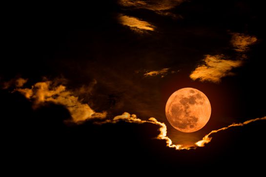 Durante el eclipse, la Luna estará en la constelación de Escorpio, a unos 5º de una estrella supergigante roja llamada Antares. Durante el eclipse, la Luna estará en la constelación de Escorpio, a unos 5º de una estrella supergigante roja llamada Antares.