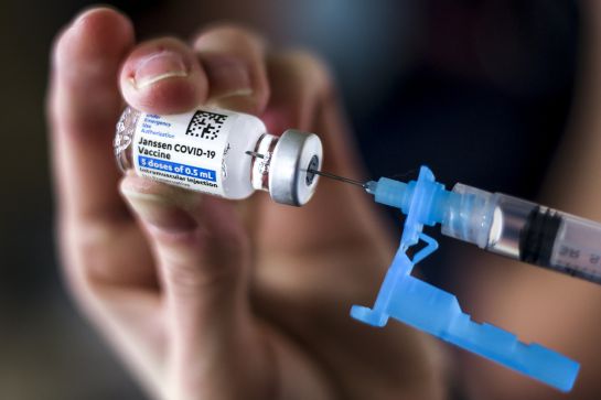 La vacuna Johnson & Johnson solo requiere de una dosis. La vacuna Johnson & Johnson solo requiere de una dosis.