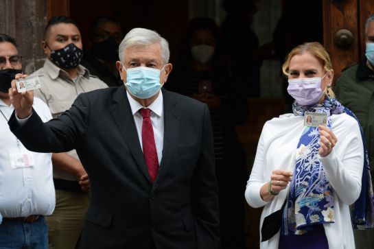 Beatriz Gutiérrez Müller, esposa del presidente Andrés Manuel López Obrador causó controversia por los colores que utilizó el día de las elecciones Beatriz Gutiérrez Müller, esposa del presidente Andrés Manuel López Obrador causó controversia por los colores que utilizó el día de las elecciones