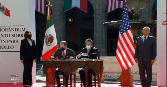 Ambos atestiguaron la firma de un memorándum de cooperación migratoria entre ambos Gobiernos Ambos atestiguaron la firma de un memorándum de cooperación migratoria entre ambos Gobiernos