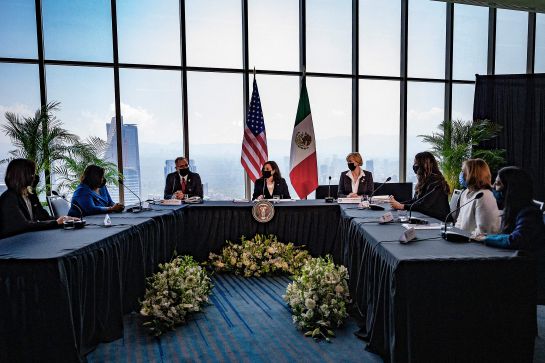 Durante su visita en México, la vicepresidenta de los Estados Unidos, Kamala Harris, se reunió con mujeres emprendedoras. Durante su visita en México, la vicepresidenta de los Estados Unidos, Kamala Harris, se reunió con mujeres emprendedoras.