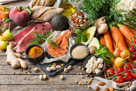 Distintas investigaciones han sugerido que llevar una dieta basada en ciertos alimentos podría ayudar a reducir las posibilidades de contraer la enfermedad. Distintas investigaciones han sugerido que llevar una dieta basada en ciertos alimentos podría ayudar a reducir las posibilidades de contraer la enfermedad.