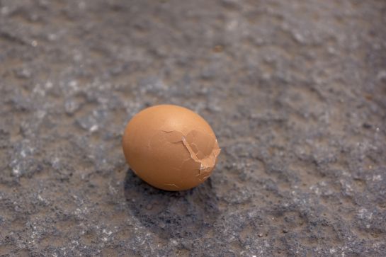 El “huevo estrellado” en domicilios consiste en arrojar huevos a la fachada de la casa. El “huevo estrellado” en domicilios consiste en arrojar huevos a la fachada de la casa.