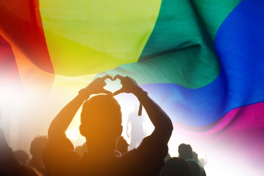 La famosa bandera de arcoíris fue creada originalmente por Gilbert Baker en 1978 La famosa bandera de arcoíris fue creada originalmente por Gilbert Baker en 1978