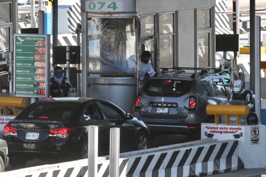 Pagar el peaje es una de la obligaciones que todo conductor debe asumir en caso de que transite por las carreteras o autopistas federales. Pagar el peaje es una de la obligaciones que todo conductor debe asumir en caso de que transite por las carreteras o autopistas federales.