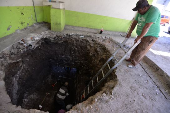 Otra relación del hombre en la formación de socavones es la práctica de bombeo de agua subterránea Otra relación del hombre en la formación de socavones es la práctica de bombeo de agua subterránea