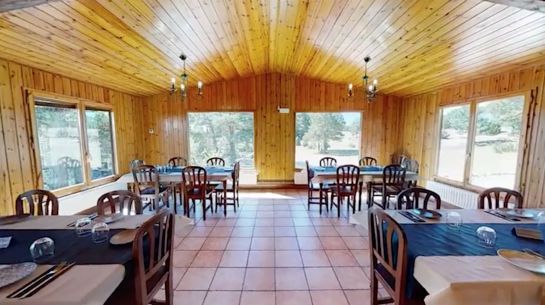 Las familias podrán escoger entre dedicarse a la cocina y restaurante llamado Paladar de Aragón o gestionar el hotel-restaurante de la localidad. Las familias podrán escoger entre dedicarse a la cocina y restaurante llamado Paladar de Aragón o gestionar el hotel-restaurante de la localidad.