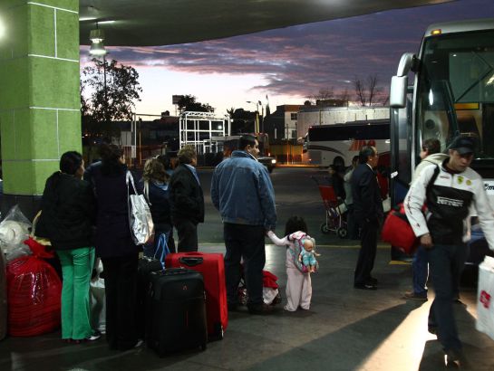 Los estudiantes y maestros de México podrán recibir descuentos en los servicios de autotransporte federal y ferroviario. Los estudiantes y maestros de México podrán recibir descuentos en los servicios de autotransporte federal y ferroviario.