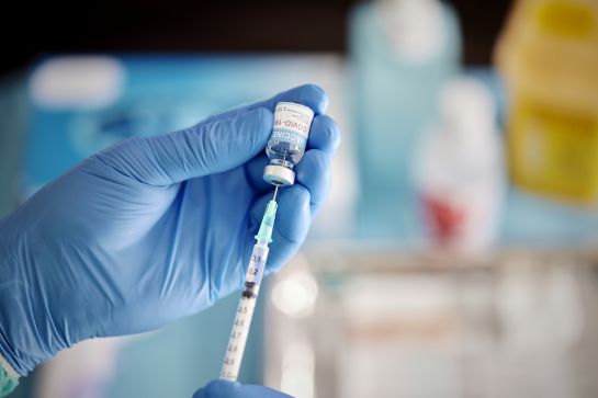 El síndrome de Guillain-Barré podría estar vinculado con las vacunas AstraZeneca y Johnson & Johnson. El síndrome de Guillain-Barré podría estar vinculado con las vacunas AstraZeneca y Johnson & Johnson.