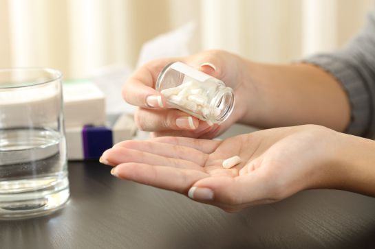 Sí se puede ingerir paracetamol o algún analgésico después de haber recibido la dosis para aligerar los efectos secundarios. Sí se puede ingerir paracetamol o algún analgésico después de haber recibido la dosis para aligerar los efectos secundarios.
