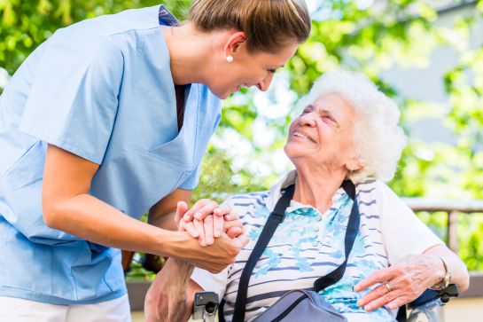 El país está solicitando únicamente a personal médico especializado en enfermería o geriatría. El país está solicitando únicamente a personal médico especializado en enfermería o geriatría.
