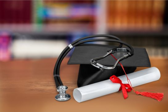 Uno de los requisitos es contar con una licenciatura en enfermería o geriatría. Uno de los requisitos es contar con una licenciatura en enfermería o geriatría.