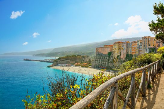 Algunas de estas localidades se encuentran cerca del mar, otras en las laderas de las montañas. Algunas de estas localidades se encuentran cerca del mar, otras en las laderas de las montañas.