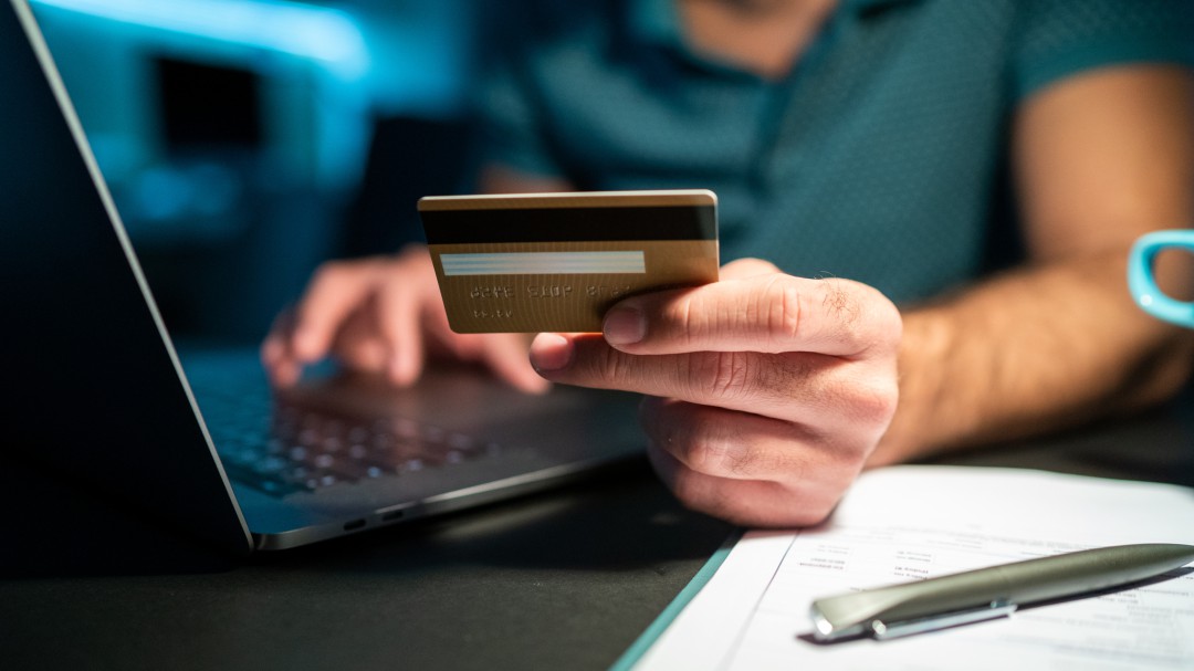 ¿Cómo recupero mi dinero si me equivoqué en una transferencia bancaria?