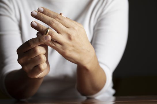 El divorcio administrativo se refiere a aquella separación matrimonial donde ambas partes están de acuerdo en romper la relación. El divorcio administrativo se refiere a aquella separación matrimonial donde ambas partes están de acuerdo en romper la relación.