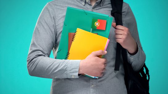 Uno de los requisitos es tener 18 años o más. Uno de los requisitos es tener 18 años o más.