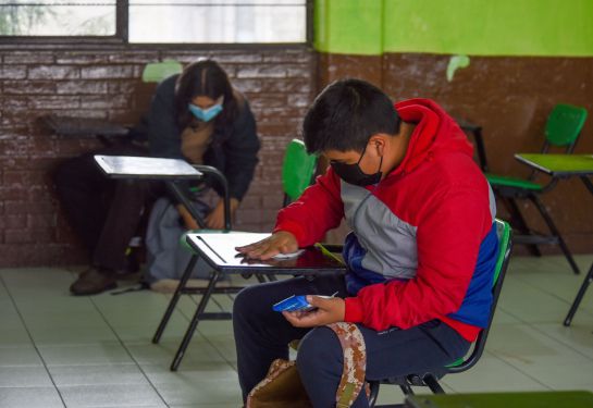 Los estudiantes de preescolar, primaria y secundaria que asistan a las clases presenciales no deberán usar uniforme. Los estudiantes de preescolar, primaria y secundaria que asistan a las clases presenciales no deberán usar uniforme.