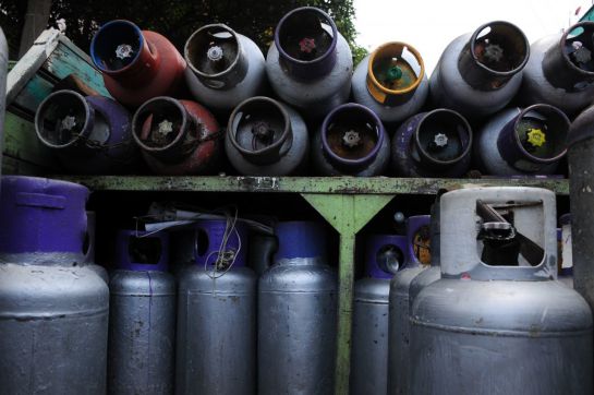 Comprar gas LP, o gas licuado de petróleo, representa uno de los gastos mensuales más fuertes en el hogar. Comprar gas LP, o gas licuado de petróleo, representa uno de los gastos mensuales más fuertes en el hogar.