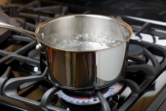 Se recomienda calentar la menor cantidad de agua posible en la estufa. Se recomienda calentar la menor cantidad de agua posible en la estufa.