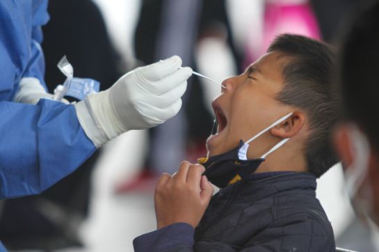 Los síntomas de niños son muy similares a los adultos que van desde la diarrea, cansancio y tos Los síntomas de niños son muy similares a los adultos que van desde la diarrea, cansancio y tos