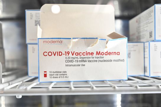 La vacuna Moderna, también conocida como mRNA-1273, fue desarrollada por la farmacéutica estadounidense homónima. La vacuna Moderna, también conocida como mRNA-1273, fue desarrollada por la farmacéutica estadounidense homónima.