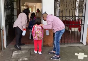 Alumnos regresan a clases, pero no todos a las aulas Alumnos regresan a clases, pero no todos a las aulas