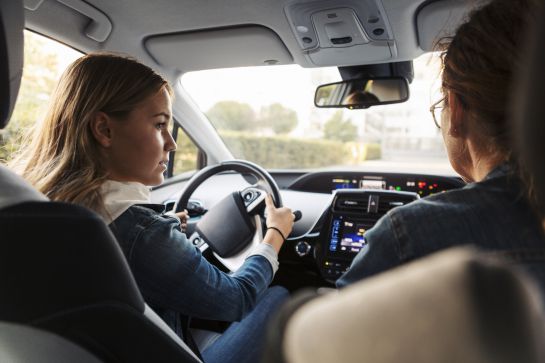El permiso de conducir está disponible únicamente para las personas de entre 15 y 18 años de edad. El permiso de conducir está disponible únicamente para las personas de entre 15 y 18 años de edad.