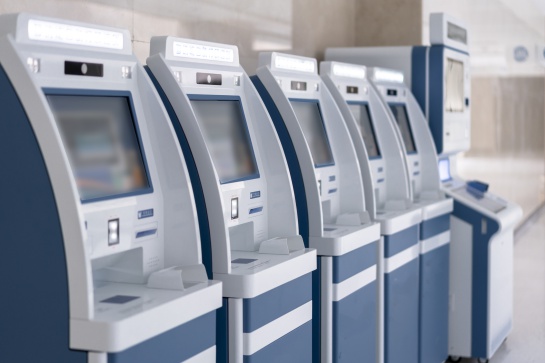 Varios delincuentes operan en las sucursales bancarias poniendo una trampa conida como “regleta”, la cual impide la entrega del dinero Varios delincuentes operan en las sucursales bancarias poniendo una trampa conida como “regleta”, la cual impide la entrega del dinero