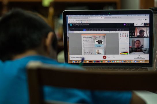Estudiantes de educación básica que hayan decidido continuar con las clases en línea deberán contar con un correo institucional. Estudiantes de educación básica que hayan decidido continuar con las clases en línea deberán contar con un correo institucional.